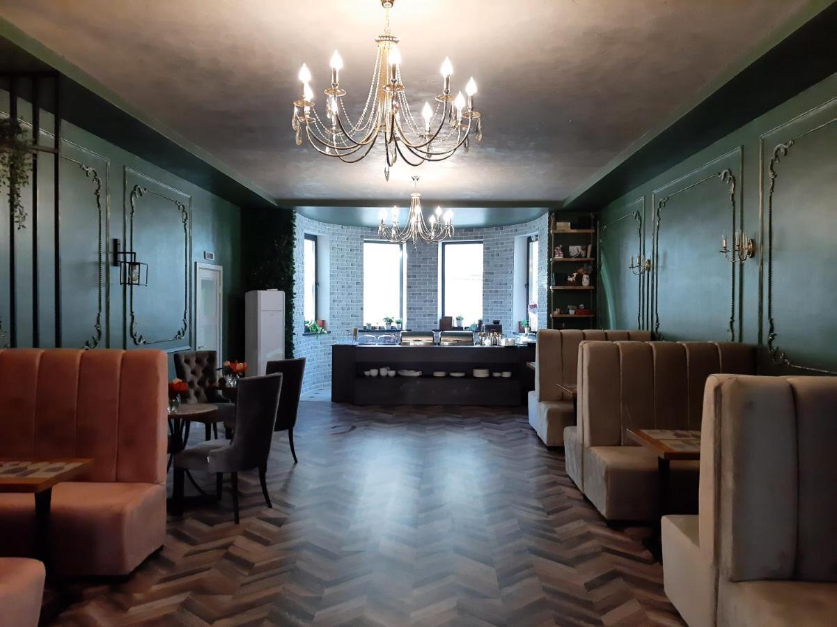 SB River Hotels Atyraū Eksteriør billede